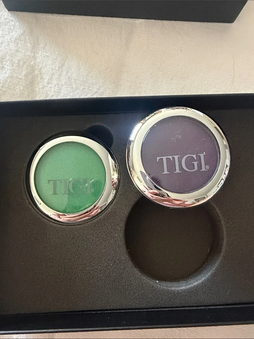 TIGI Eyeshadow Duo — Green & Lavender Purple